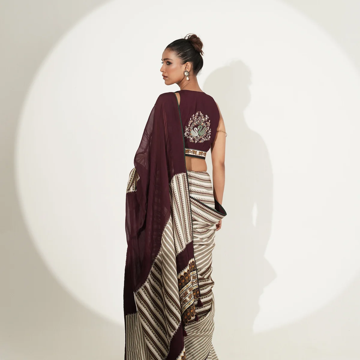 Maroon & Ivory Printed Saree with Contrast Blouse thumbnail 4