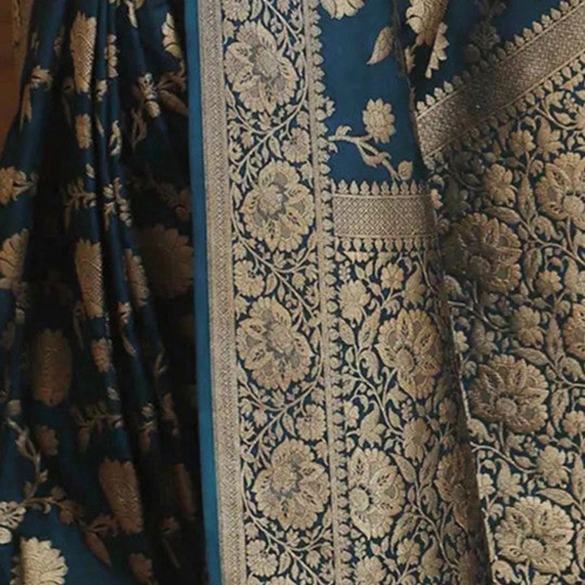 Ethnic Motifs Zari Banarasi Saree thumbnail 2