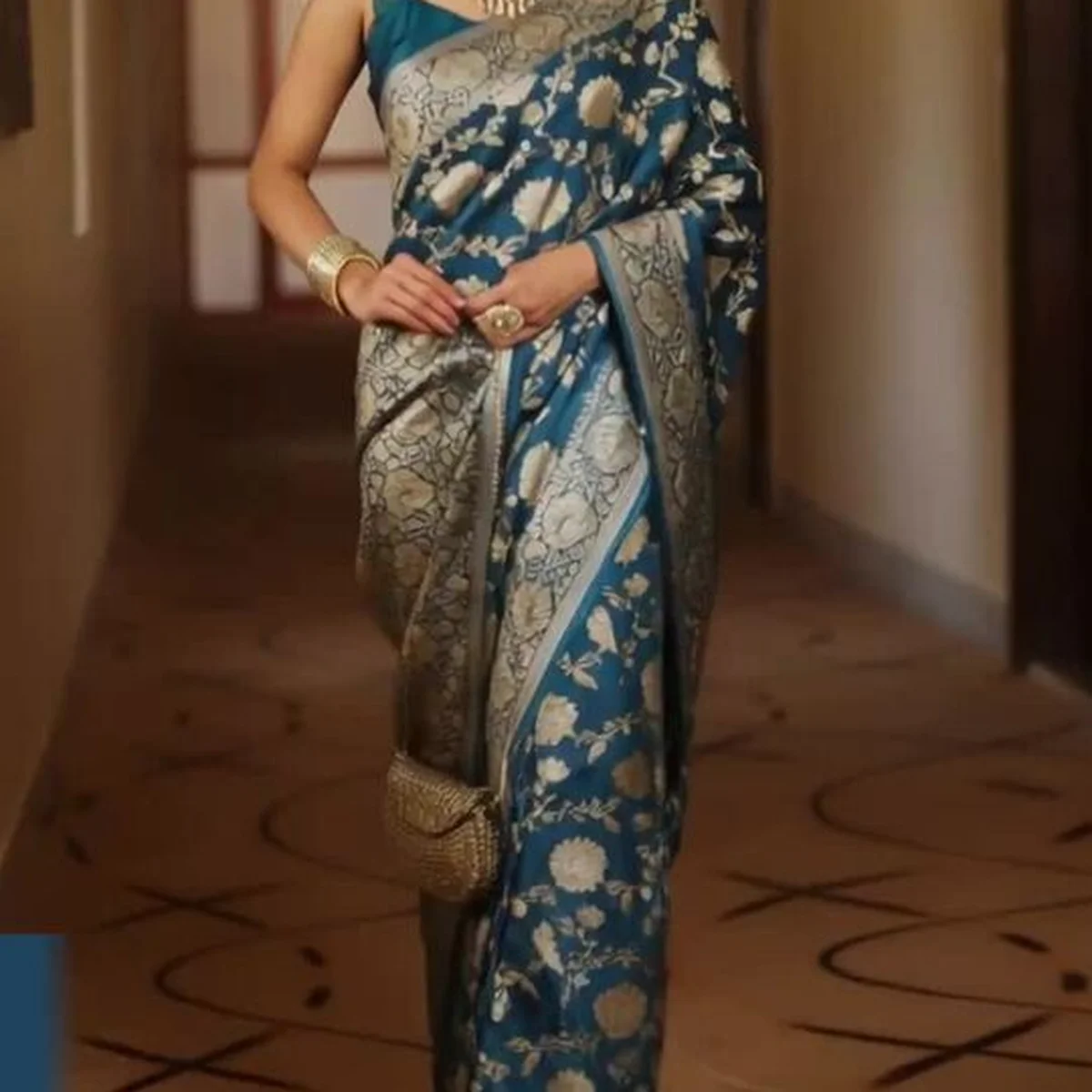 Ethnic Motifs Zari Banarasi Saree thumbnail 3