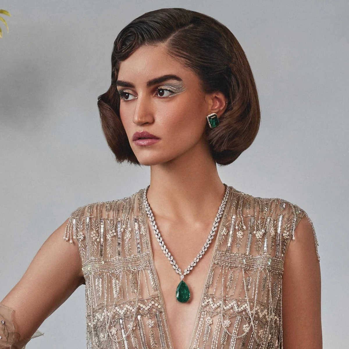 Premium Amilah - Emerald Green Single Stone Necklace Set thumbnail 4