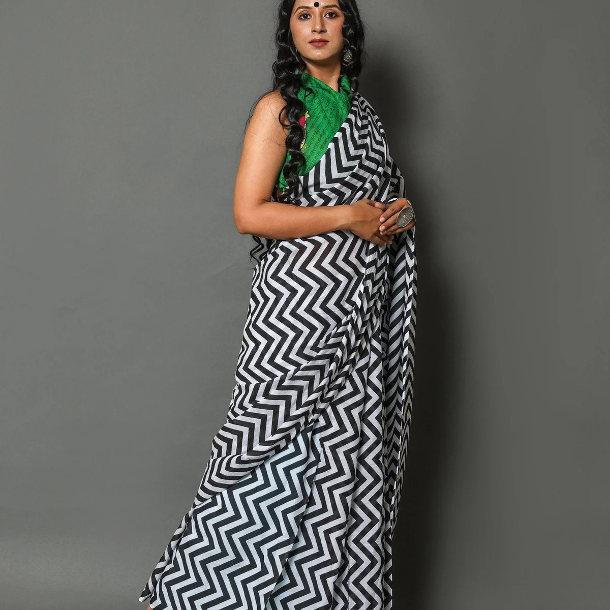 Black Zikzak Printed Cotton Saree with Blouse Piece thumbnail 2