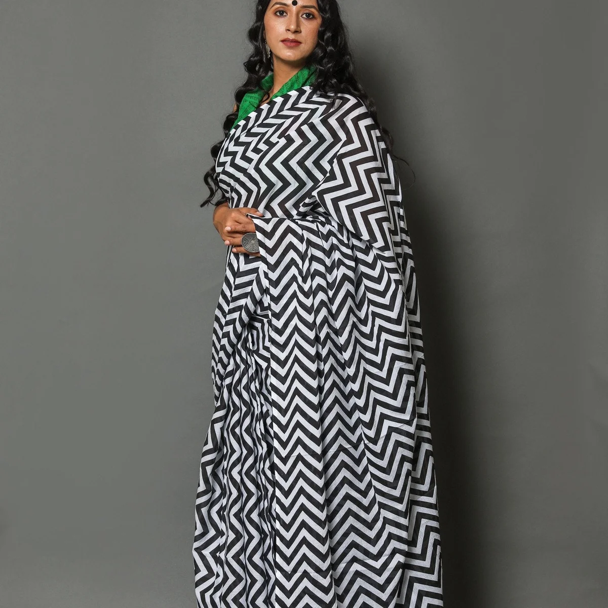Black Zikzak Printed Cotton Saree with Blouse Piece thumbnail 3