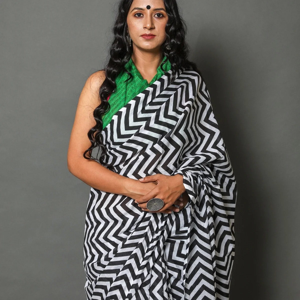 Black Zikzak Printed Cotton Saree with Blouse Piece thumbnail 4
