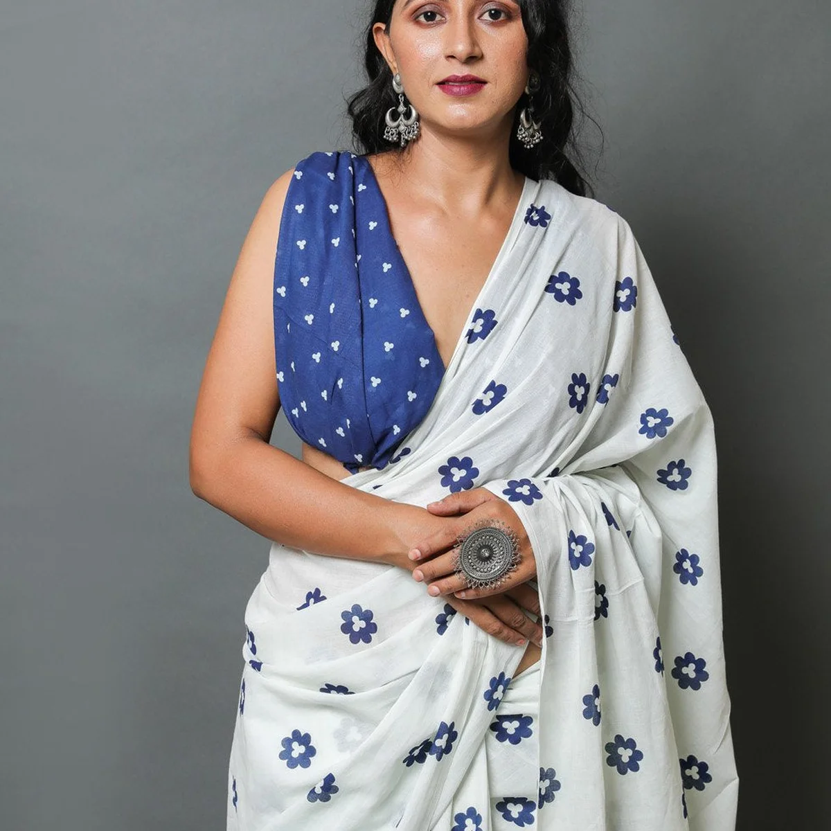 White & Blue Floral Hand Block Butti Print Mul Cotton Saree with Blouse Piece thumbnail 4