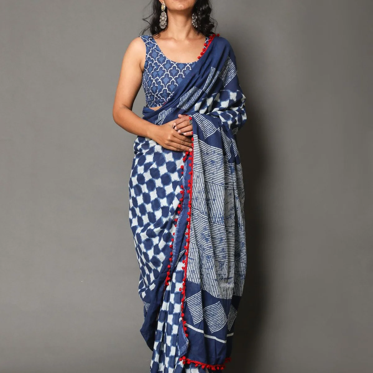 Blue Overall Block Print Mul Cotton Saree With Blouse thumbnail 3