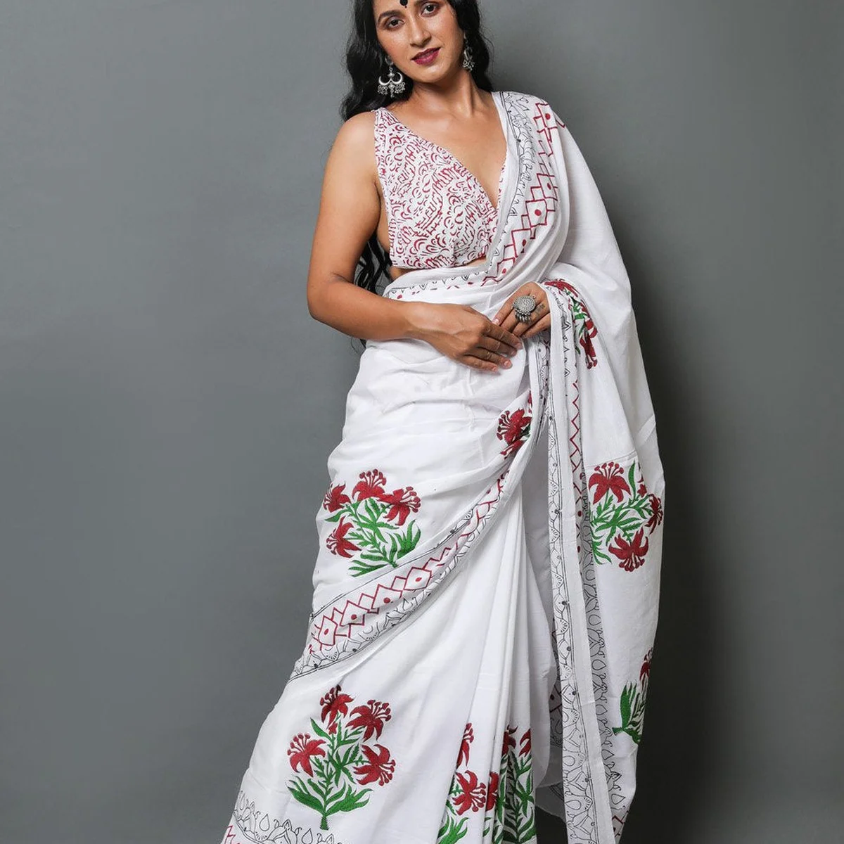 White Lily Hand Block Butta Print Mul Cotton Saree with Blouse Piece thumbnail 2