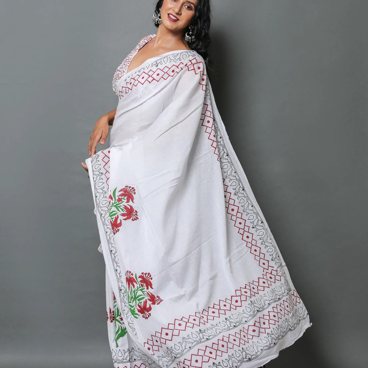 White Lily Hand Block Butta Print Mul Cotton Saree with Blouse Piece thumbnail 3