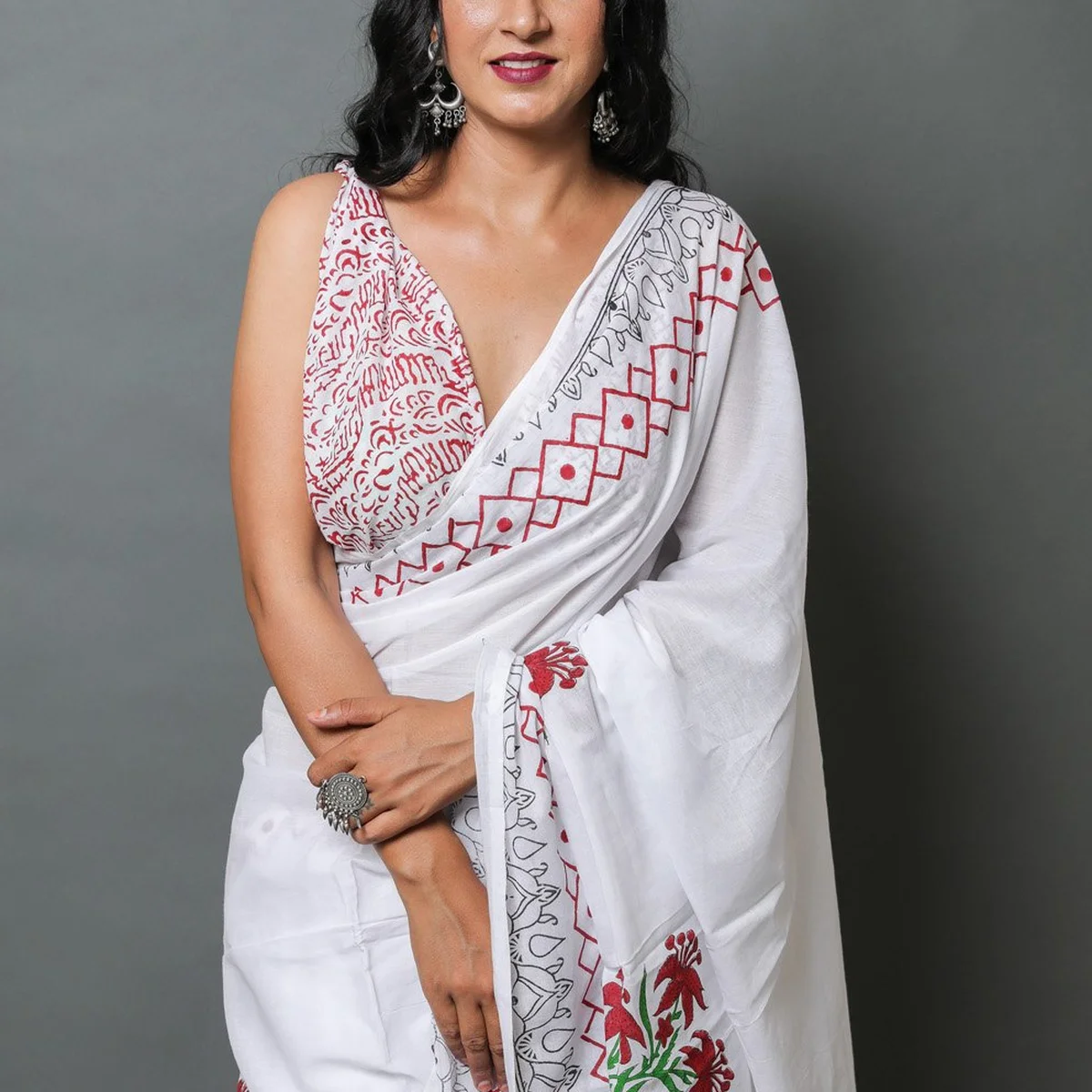 White Lily Hand Block Butta Print Mul Cotton Saree with Blouse Piece thumbnail 4