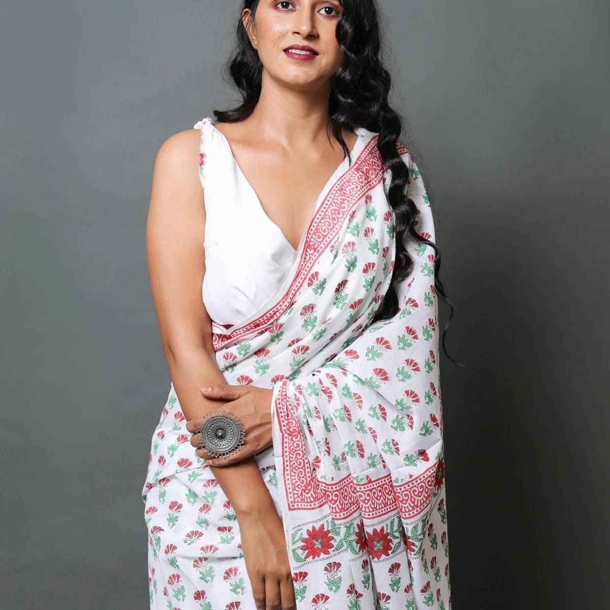 White & Red Hand Block Butti Print Mul Cotton Saree with Blouse Piece thumbnail 2