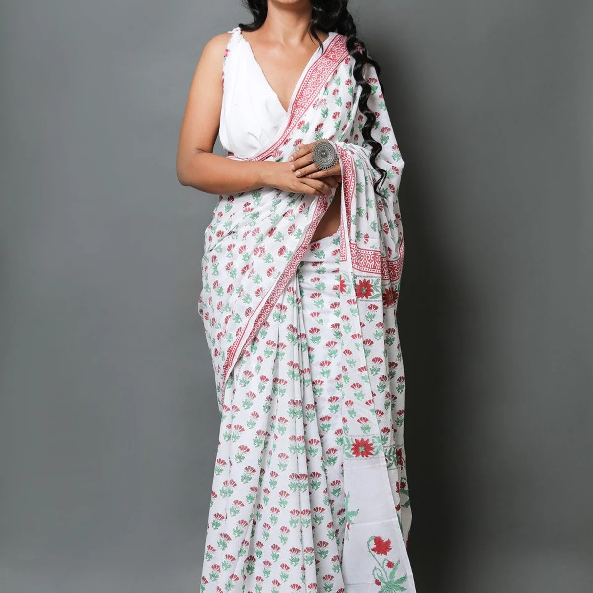 White & Red Hand Block Butti Print Mul Cotton Saree with Blouse Piece thumbnail 3