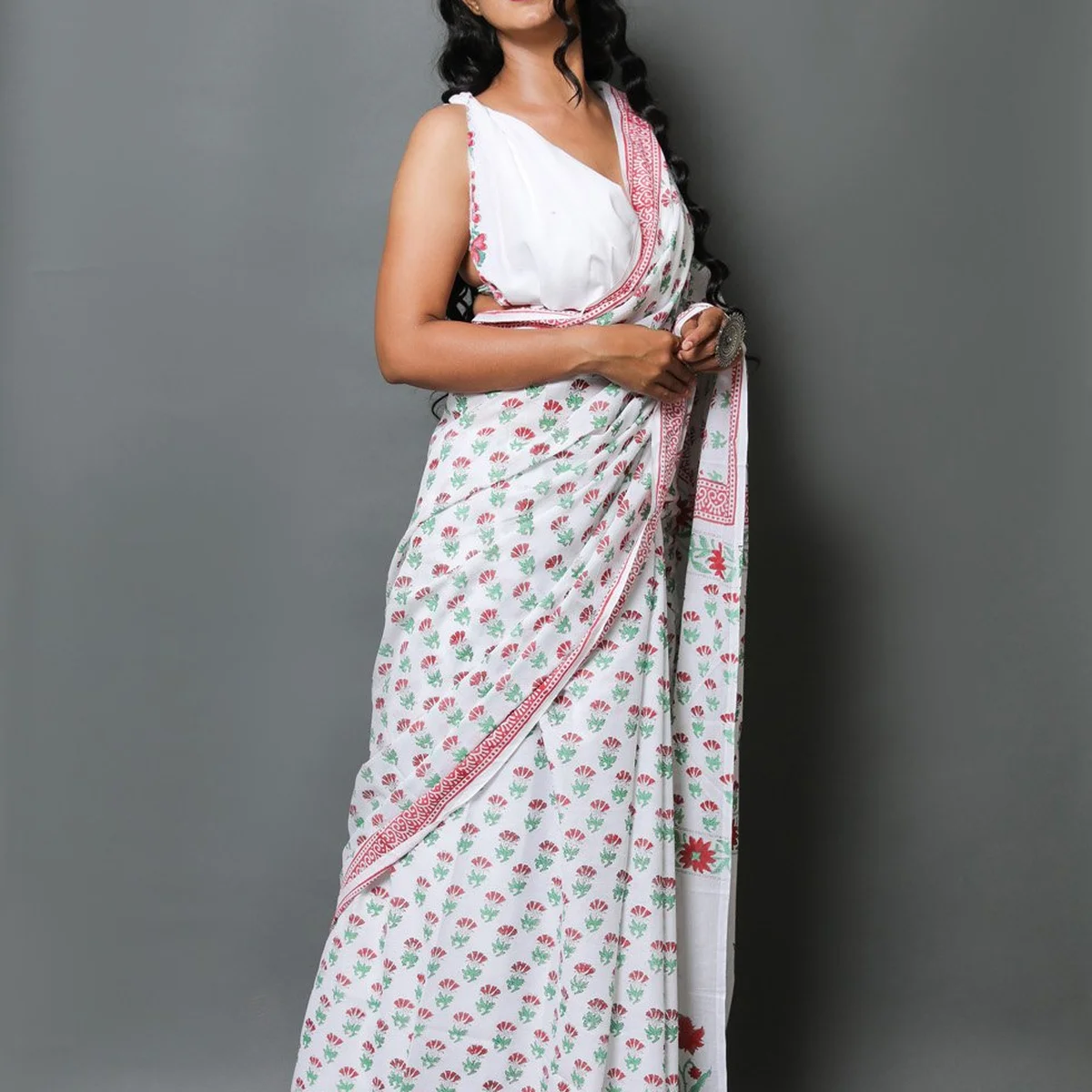 White & Red Hand Block Butti Print Mul Cotton Saree with Blouse Piece thumbnail 4