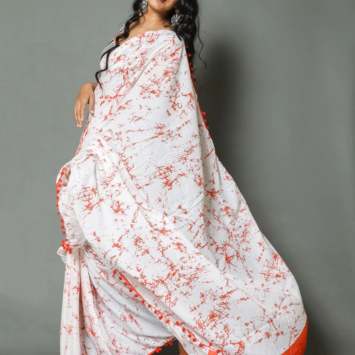 White & Orange Batik Print Mul Cotton Saree with Blouse thumbnail 2
