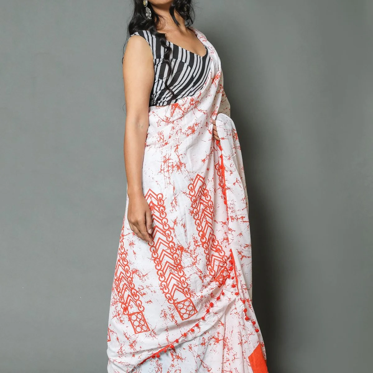 White & Orange Batik Print Mul Cotton Saree with Blouse thumbnail 3