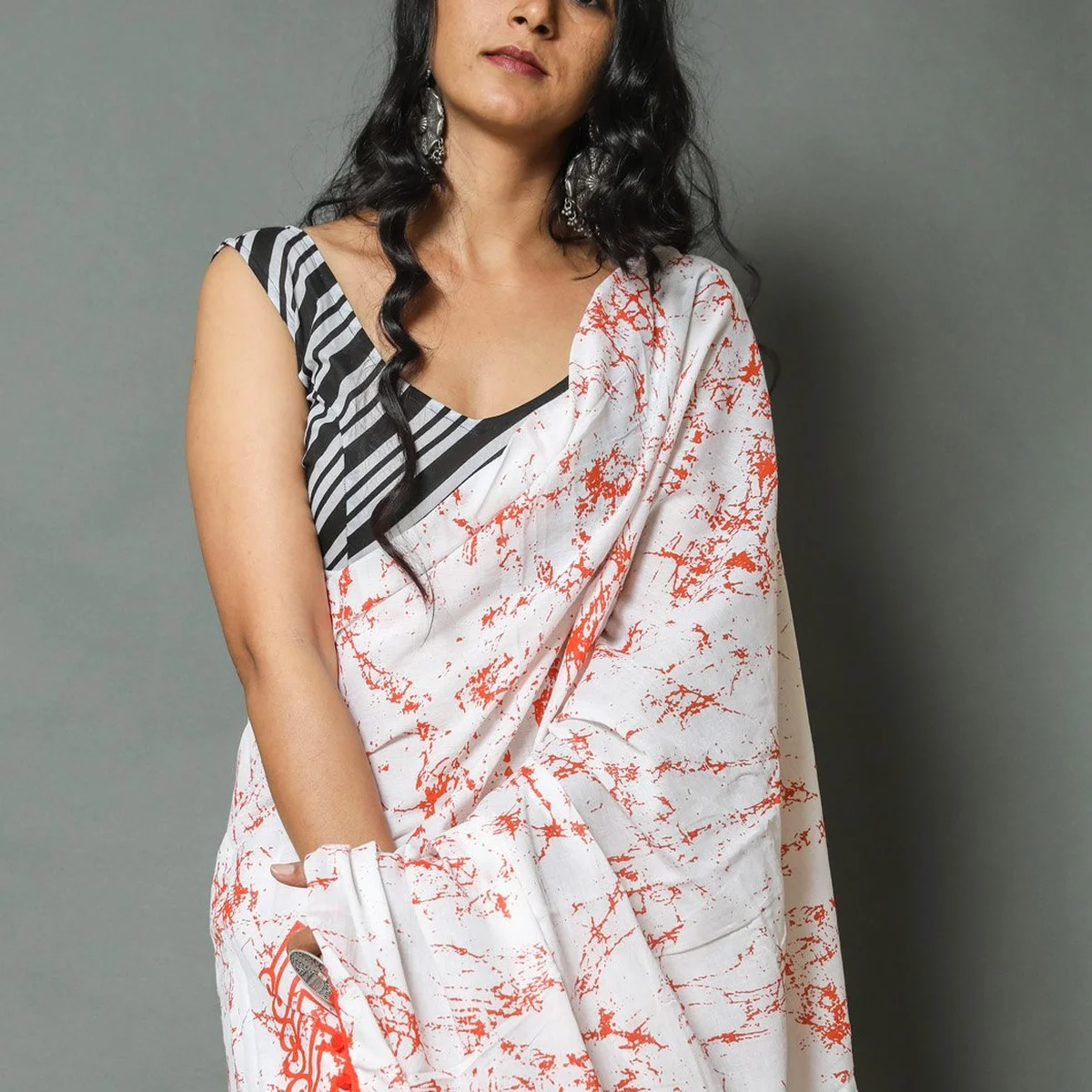 White & Orange Batik Print Mul Cotton Saree with Blouse thumbnail 4