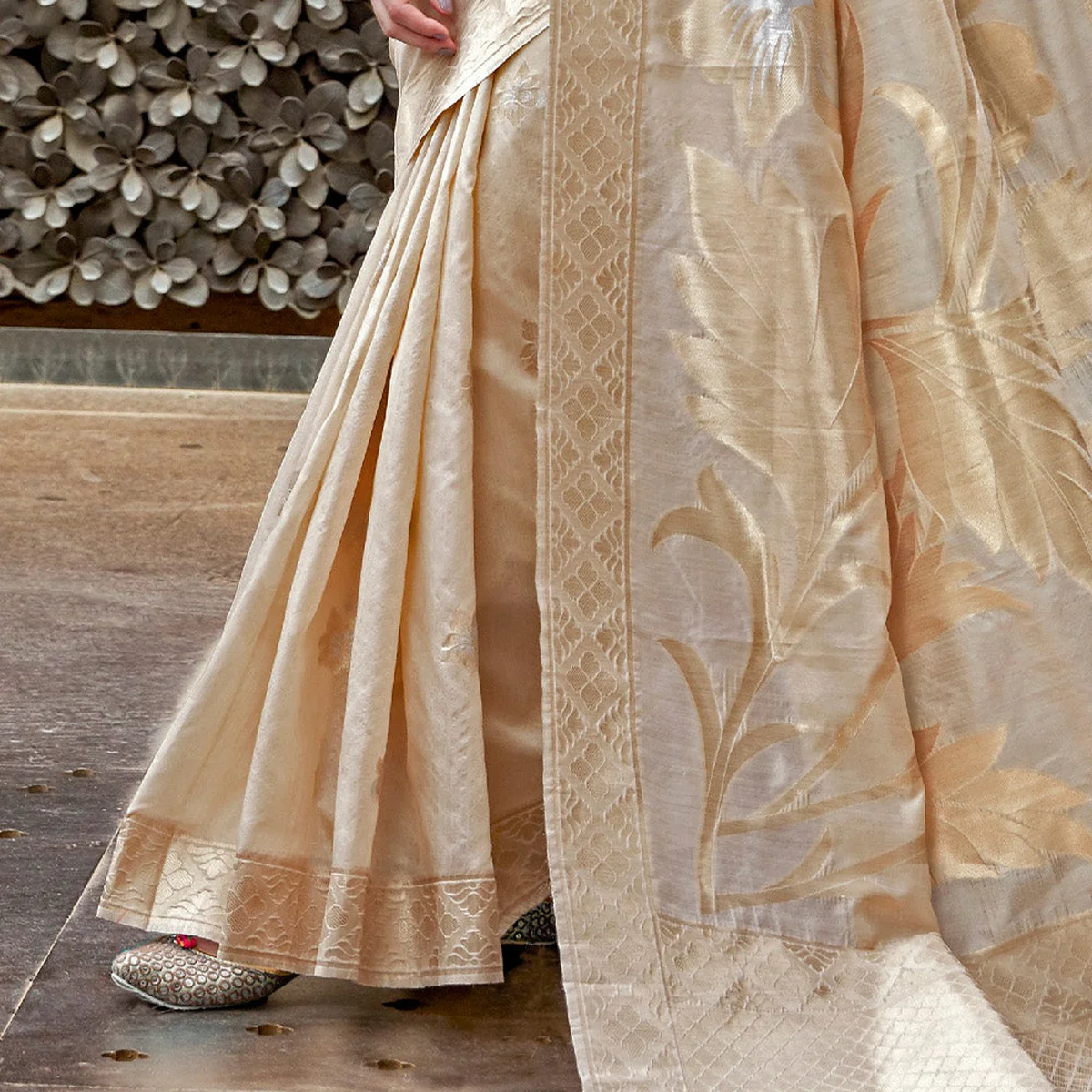 Grand Golden Banarasi Saree thumbnail 2
