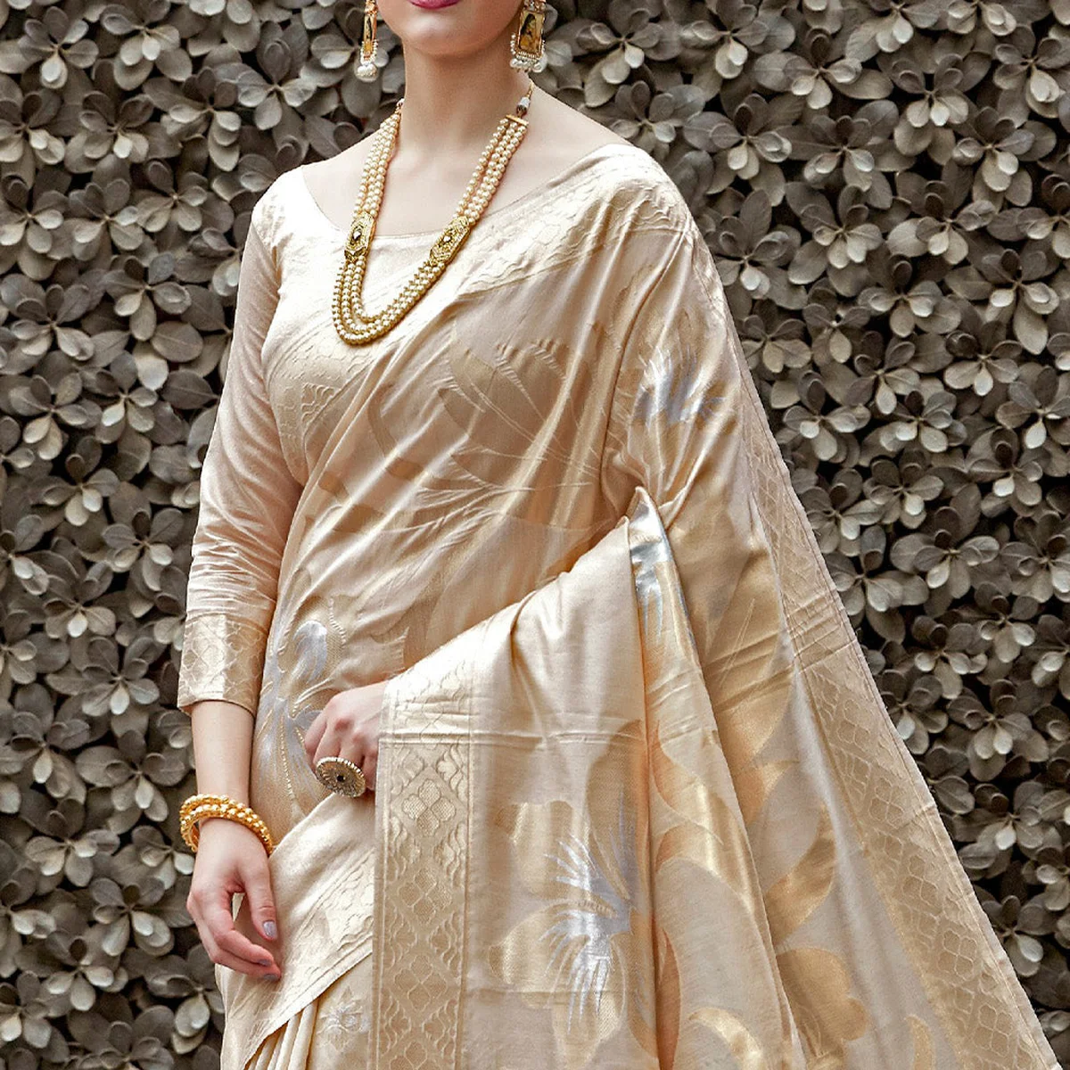Grand Golden Banarasi Saree thumbnail 3