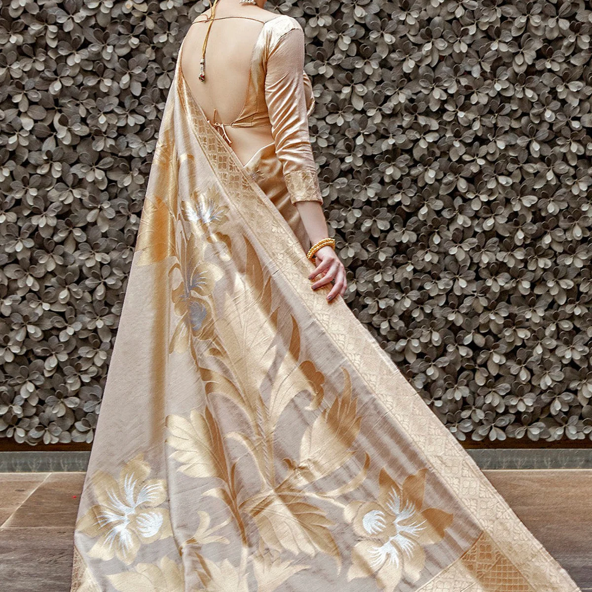 Grand Golden Banarasi Saree thumbnail 4