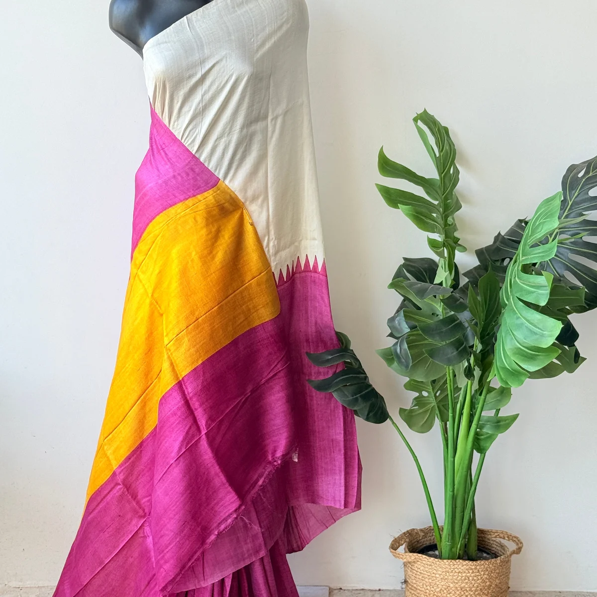 A small weaving defect Bhisnupuri silk saree - Image 1