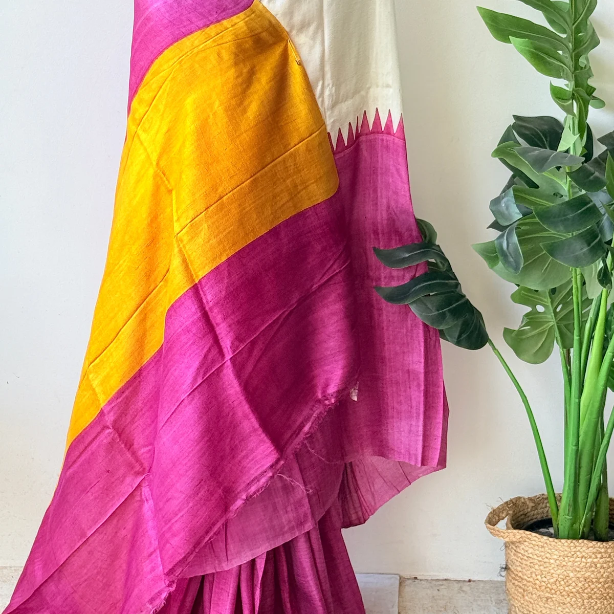 A small weaving defect Bhisnupuri silk saree thumbnail 3