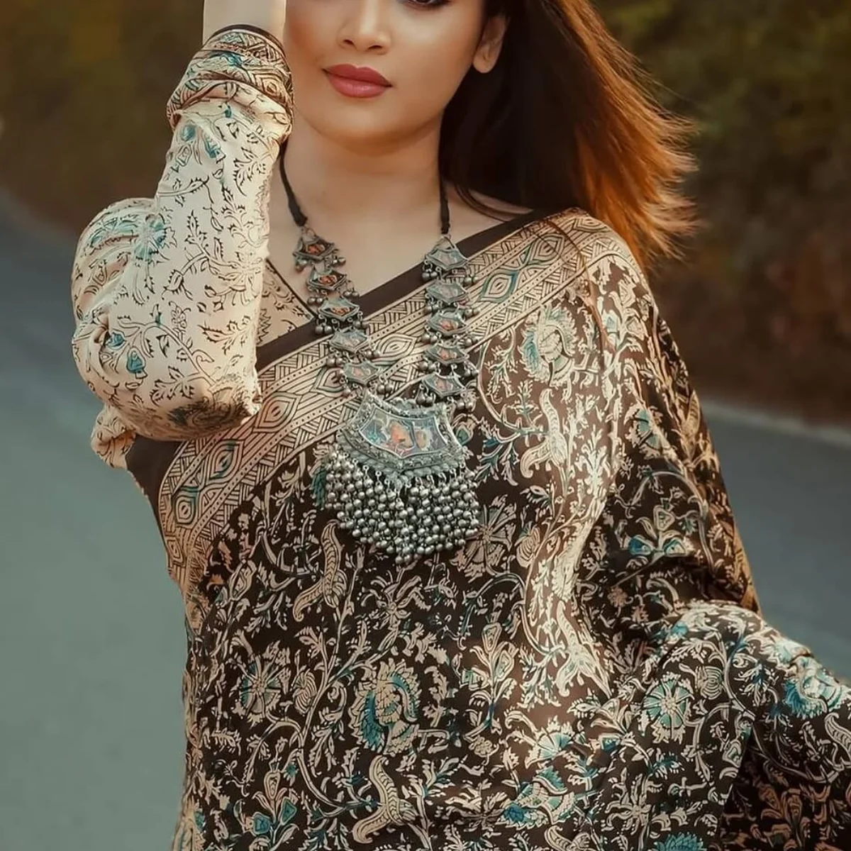 Gleaming Beige And Black 1 Minute Ready To Wear Digital Printed Crape Silk Saree thumbnail 4