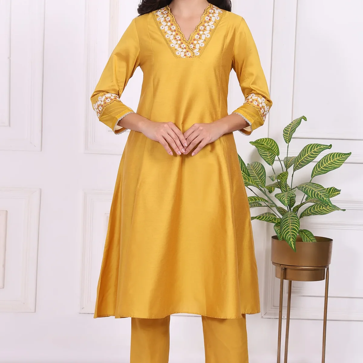 Yellow Solid Ankle Length Straight Pants thumbnail 3